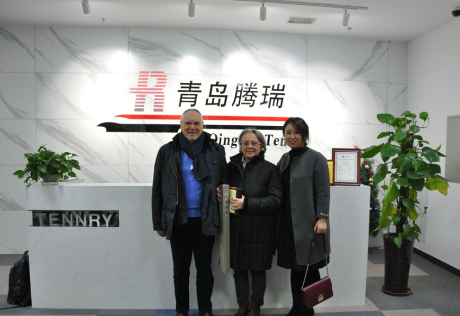 国外客户来公司交谈