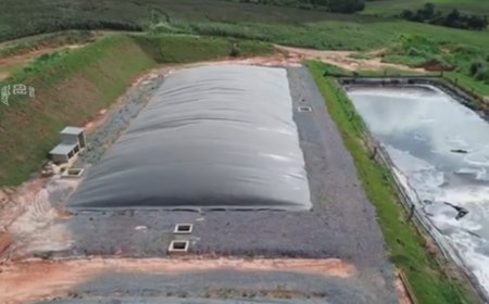 养殖场黑膜沼气池发酵受益后，场主表示要升级双膜气柜和发酵罐